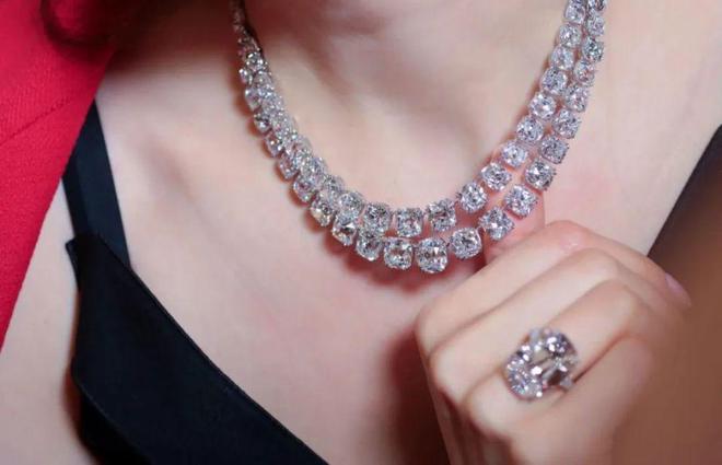 长达108米!全球最长钻石项链亮相阿联酋,网友喊话河南刷新纪录 长达108米!全球最长钻石项链亮相阿联酋,网友喊话河南刷新纪录