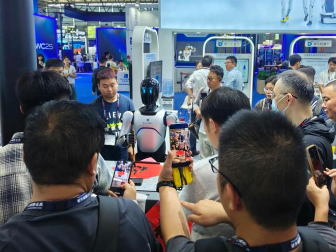 MWC上海2025观察：“AI+”站C位，人形机器人有点忙