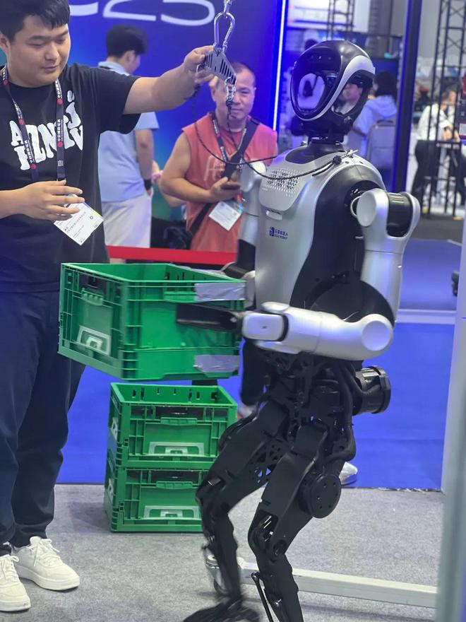 MWC 人形机器人集结号：从技术秀到大规模落地，还差几块拼图？｜直击MWC上海2025