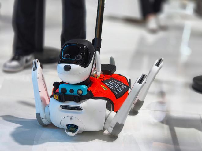 MWC上海2025观察：“AI+”站C位，人形机器人有点忙