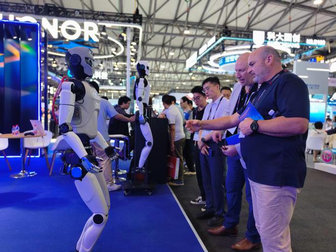 MWC上海2025观察：“AI+”站C位，人形机器人有点忙