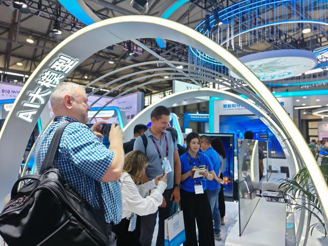 MWC上海2025观察：“AI+”站C位，人形机器人有点忙