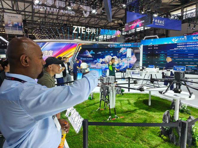 MWC上海2025观察：“AI+”站C位，人形机器人有点忙