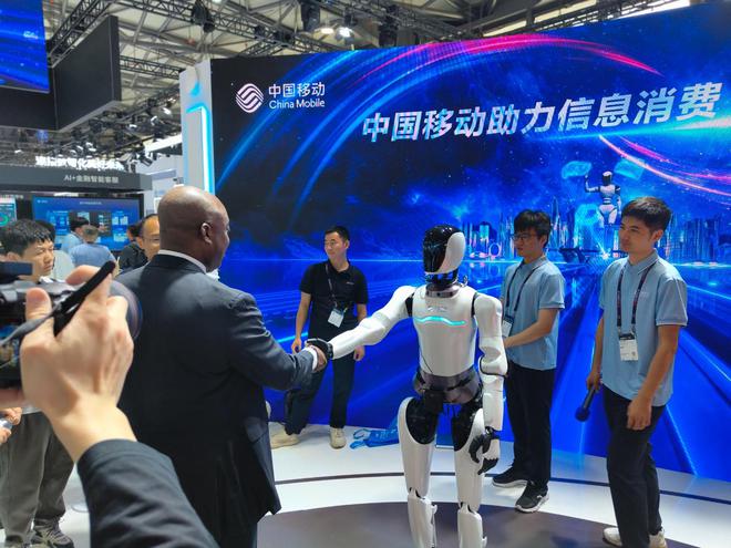 MWC上海2025观察：“AI+”站C位，人形机器人有点忙