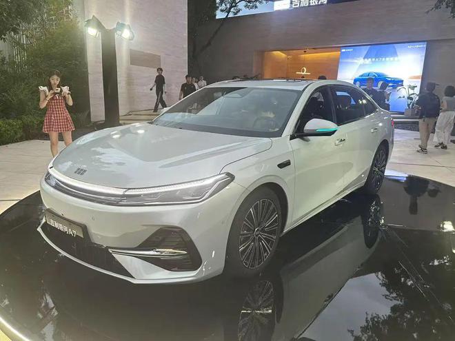 吉利甩出混动王炸，银河A7要做10万级家轿“卷王”