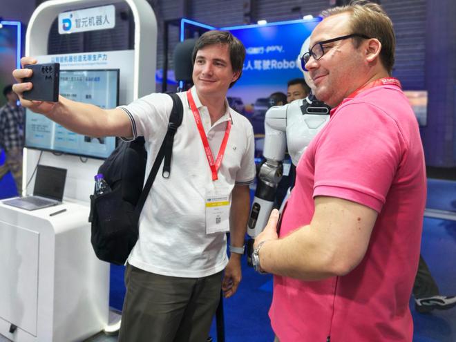 MWC上海2025观察：“AI+”站C位，人形机器人有点忙