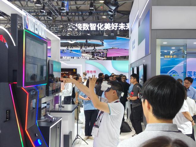 MWC上海2025观察：“AI+”站C位，人形机器人有点忙