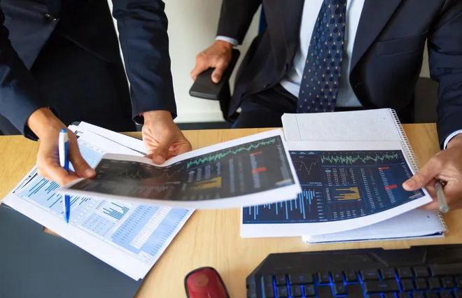 六小龙开抢大模型第一股