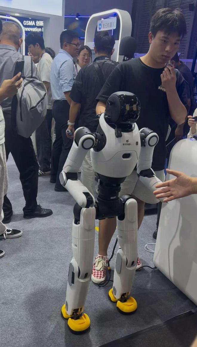 MWC 人形机器人集结号:从技术秀到大规模落地,还差几块拼图?|直击MWC上海2025 MWC 人形机器人集结号:从技术秀到大规模落地,还差几块拼图?|直击MWC上海2025
