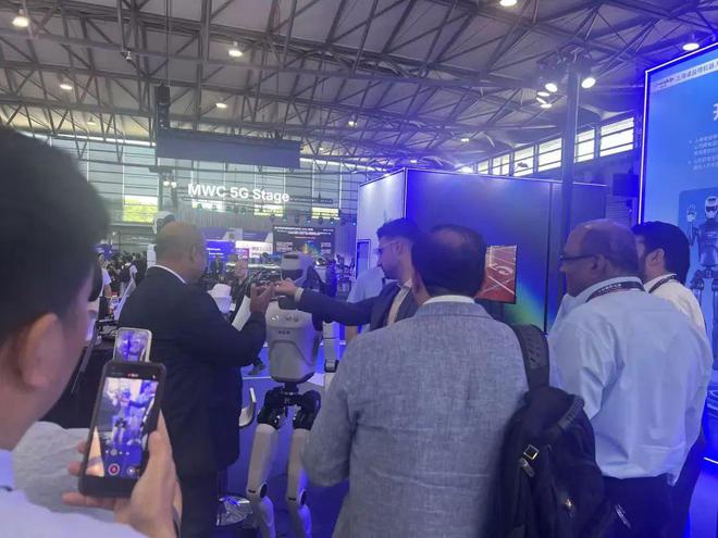 MWC 人形机器人集结号:从技术秀到大规模落地,还差几块拼图?|直击MWC上海2025 MWC 人形机器人集结号:从技术秀到大规模落地,还差几块拼图?|直击MWC上海2025