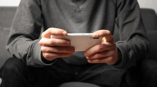 马斯克的30美元“AI女友”,是智商税吗? 马斯克的30美元“AI女友”,是智商税吗?