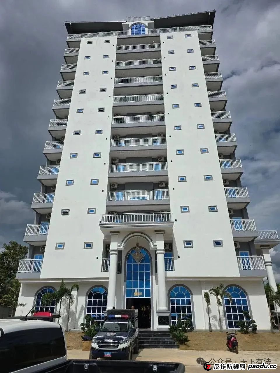 场面震撼!柬埔寨电诈园区上演集体大逃亡! 场面震撼!柬埔寨电诈园区上演集体大逃亡!