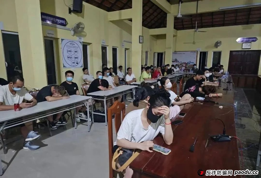 场面震撼!柬埔寨电诈园区上演集体大逃亡! 场面震撼!柬埔寨电诈园区上演集体大逃亡!