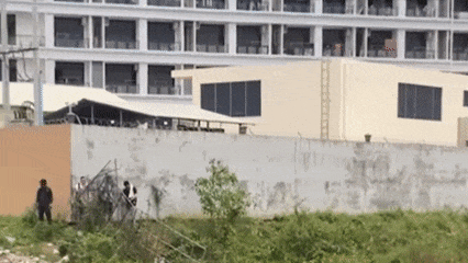 场面震撼!柬埔寨电诈园区上演集体大逃亡! 场面震撼!柬埔寨电诈园区上演集体大逃亡!