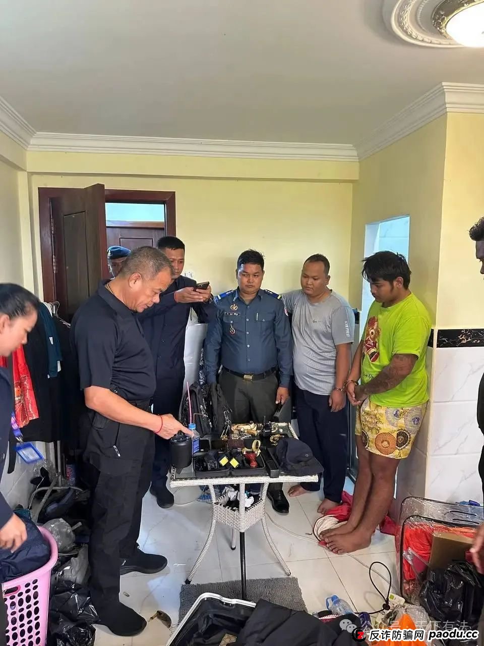 场面震撼!柬埔寨电诈园区上演集体大逃亡! 场面震撼!柬埔寨电诈园区上演集体大逃亡!