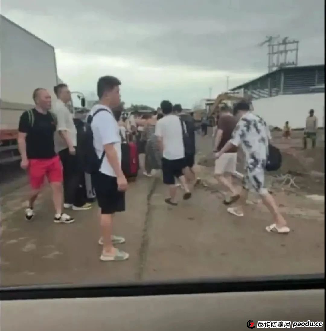 场面震撼!柬埔寨电诈园区上演集体大逃亡! 场面震撼!柬埔寨电诈园区上演集体大逃亡!