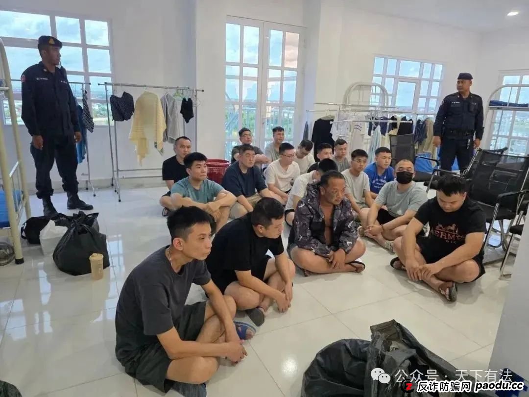 场面震撼!柬埔寨电诈园区上演集体大逃亡! 场面震撼!柬埔寨电诈园区上演集体大逃亡!