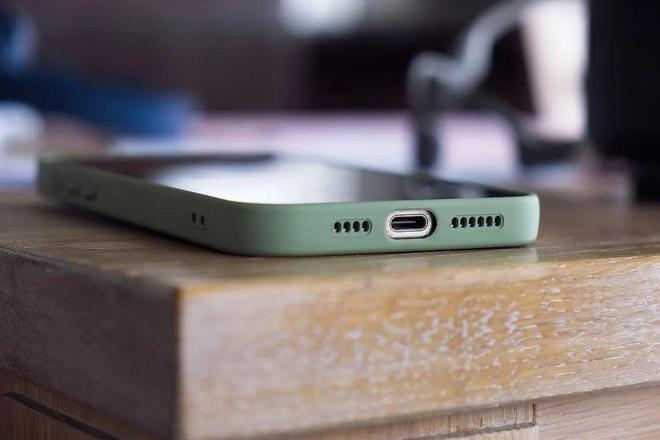 玻璃女王周群飞二次上市：苹果依赖度降至49.5%，转型之路仍长