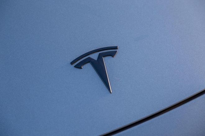 特斯拉车顶维权女车主终审败诉，被判赔偿17万元，媒体人封某被判赔偿25万元