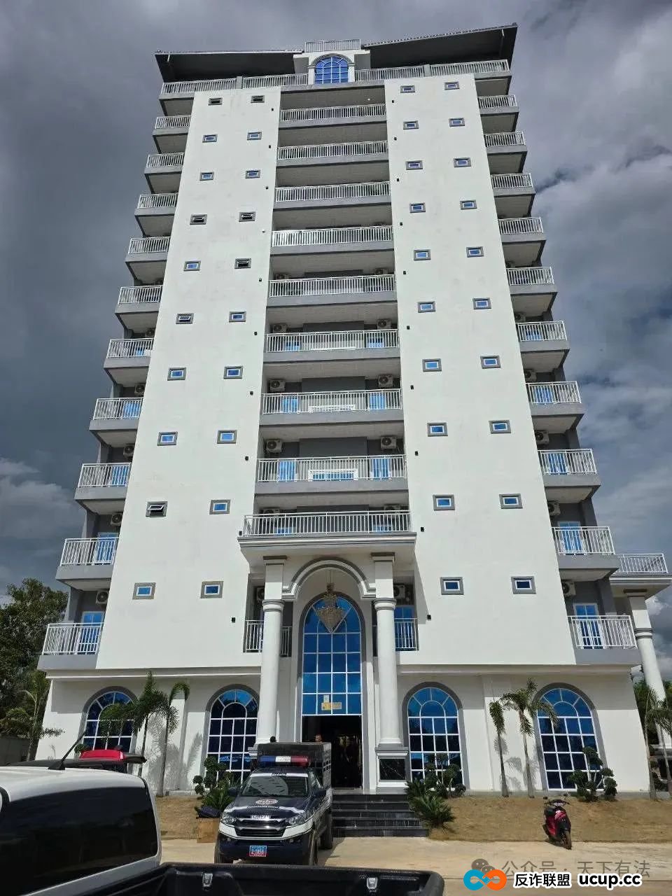 这个“中国公安局”被一锅端！高仿太过逼真，警服、警徽背景墙、手铐等一应俱全！