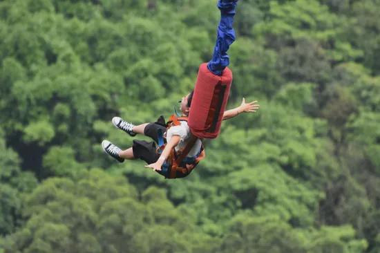 「窝囊旅游三件套」,拯救多少打工人? 「窝囊旅游三件套」,拯救多少打工人?