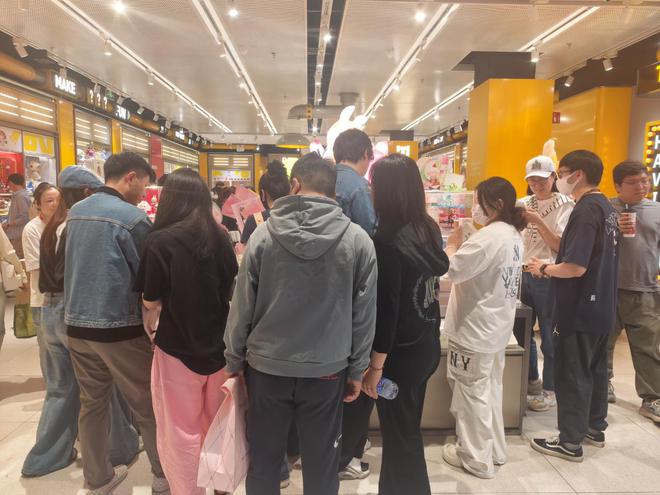 全球“一布难求” LABUBU为何火出圈？