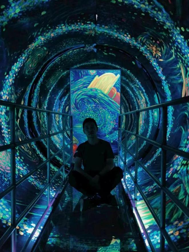 看展女孩消失在朋友圈 看展女孩消失在朋友圈