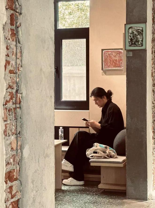 看展女孩消失在朋友圈 看展女孩消失在朋友圈