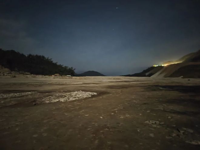 【实探】宁德时代宜春锂云母矿准时停产,有人深夜上山蹲守! 【实探】宁德时代宜春锂云母矿准时停产,有人深夜上山蹲守!