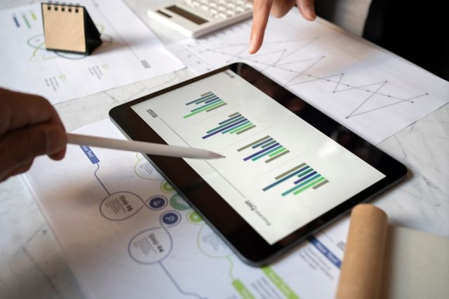 3天3亿，董宇辉双11单挑李佳琦