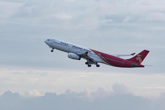 卓越白金卡用户称因改签机票被“罚站”，等待15分钟无果，深圳航空回应