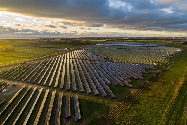 光伏新周期逻辑明牌：中期看“含储量”，“得AI者”赢终局