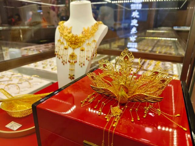 黄金越贵，生意越难？周大生9个月净减380家加盟店！