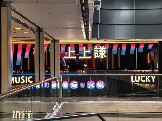 闭店风波后，实探“上上谦”仅存门店：薛之谦曾入股，周末用餐高峰仍需排队