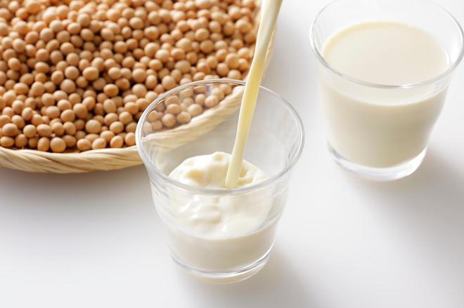 内地市场节节败退，香港“豆奶大王”半年收入32亿港元，84岁掌舵人还不敢退休