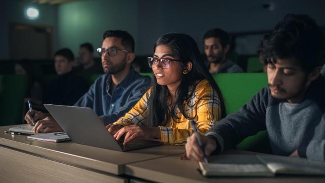 就业压力激增，英国实施“最严移民新规”：印度人或最受影响