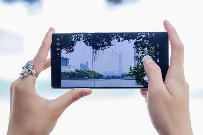 2025最大赌注：为什么所有厂商都押宝AI手机？