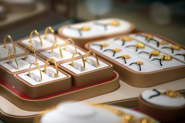 黄金的“疯狂星期一”价格再创历史新高