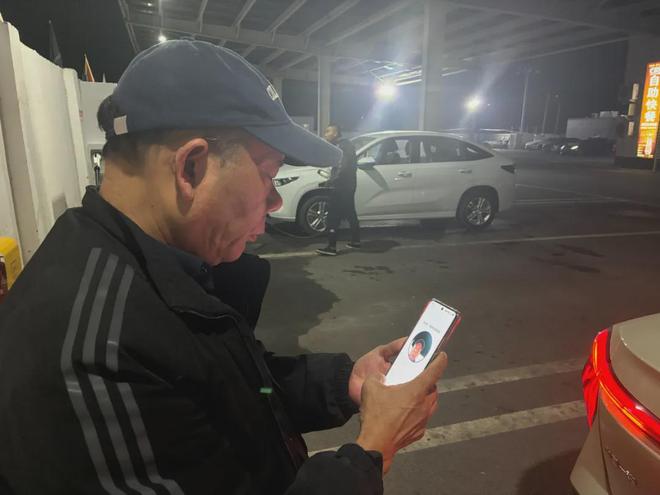 深夜充电站，被电量「囚禁」的人