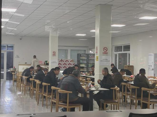 深夜充电站，被电量「囚禁」的人