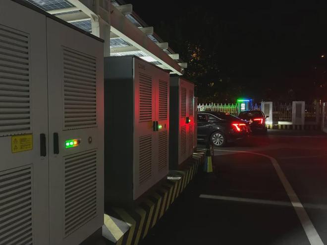 深夜充电站，被电量「囚禁」的人