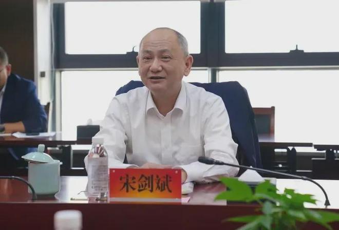 杭州银行年薪249万监事长回归高管层,行长缺位、副行长增至7人 杭州银行年薪249万监事长回归高管层,行长缺位、副行长增至7人