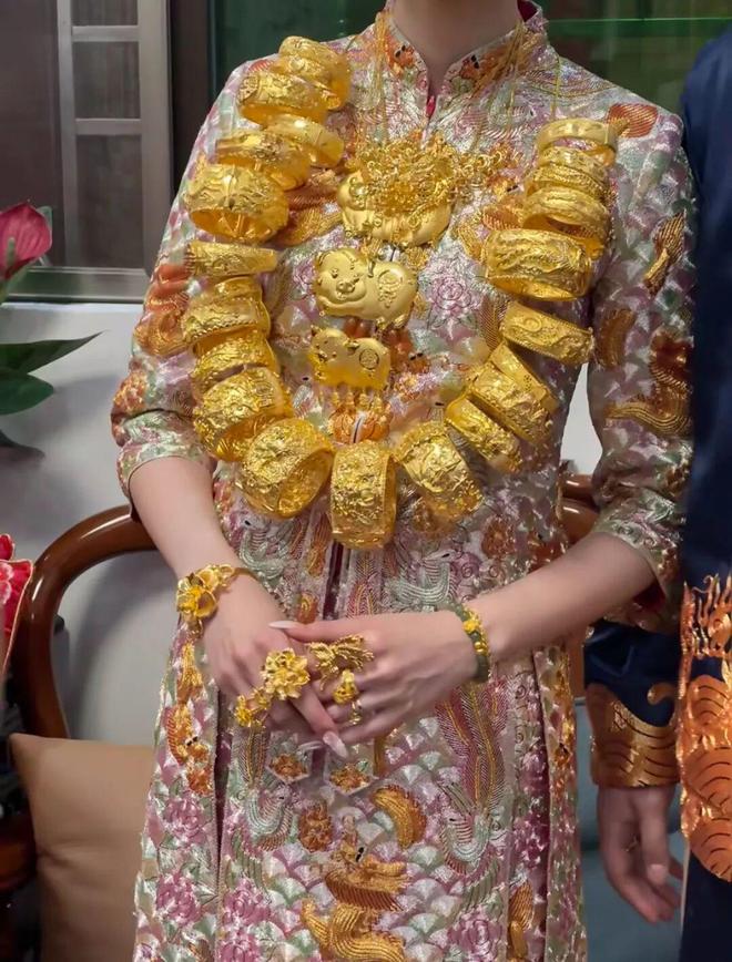 潮汕老板卖0.1克黄金,今年已进账62亿 潮汕老板卖0.1克黄金,今年已进账62亿