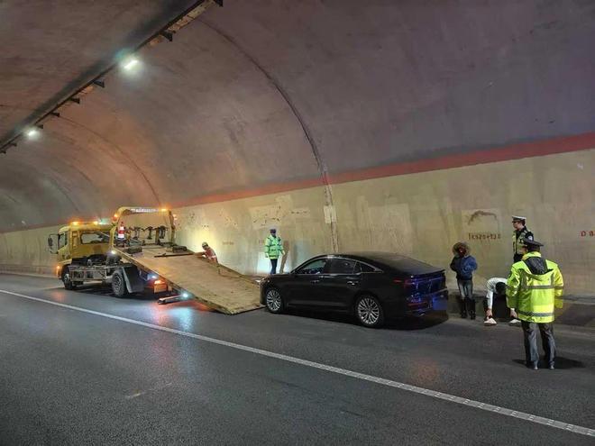 甘肃一轿车高速狂飙近500公里无法减速,驾驶问题还是车辆问题?网友吵翻了 甘肃一轿车高速狂飙近500公里无法减速,驾驶问题还是车辆问题?网友吵翻了