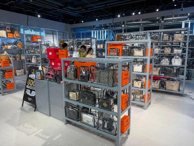 4年时间门店从0增至960家，全国开店的零食品牌，如今陷入闭店争议！官方回应：主动放缓是策略，不是叫停加盟