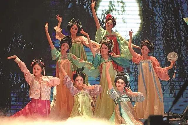 从“一姐”变身“团长”,3000万网红鼻祖,割舍不下直播经济 从“一姐”变身“团长”,3000万网红鼻祖,割舍不下直播经济