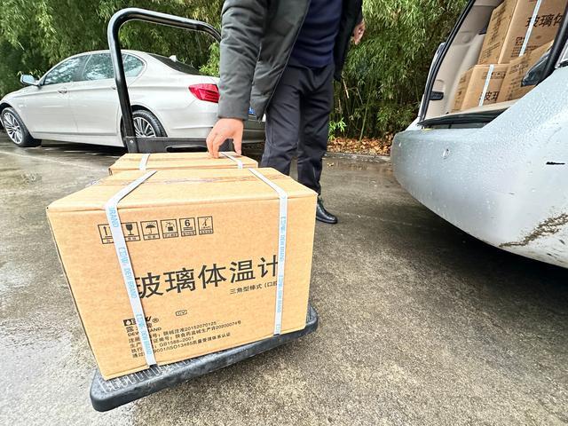 上百万支体温计两周抢空;西北唯一生产水银体温计老厂,投产55年后迎生存大考 上百万支体温计两周抢空;西北唯一生产水银体温计老厂,投产55年后迎生存大考