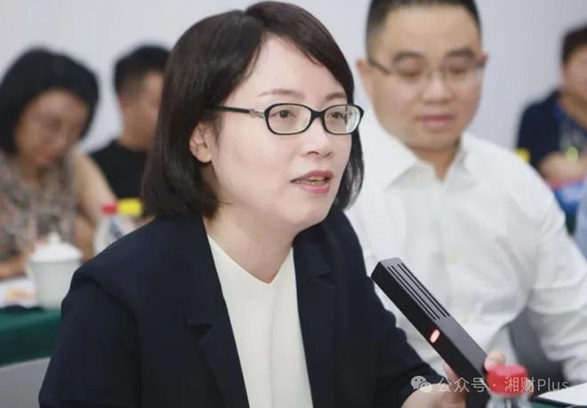 女副行长又被点名、牵涉870万罚单，她曾在解聘次日被带走