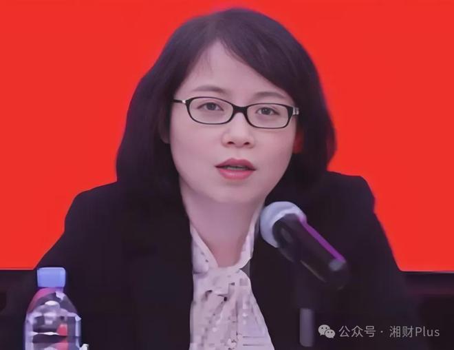 女副行长又被点名、牵涉870万罚单，她曾在解聘次日被带走