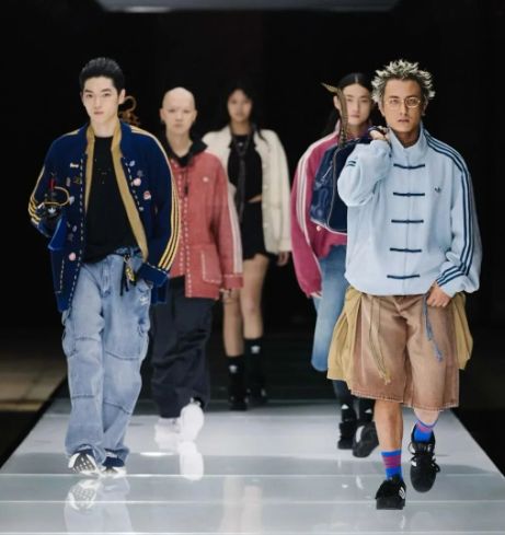 运动服加几个盘扣能卖四位数？被美国潮人抢成“中式土特产”的阿迪达斯穿上像我奶练太极